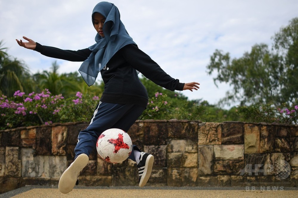 頭にスカーフ 巧みなサッカーボールさばき マレーシア少女に注目 写真15枚 国際ニュース Afpbb News