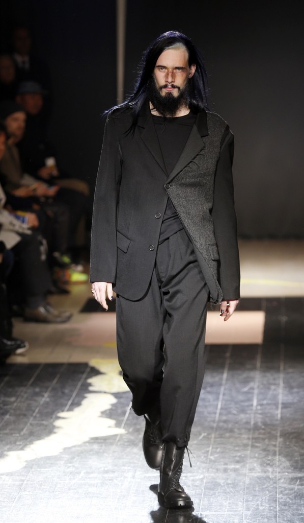 黒を重ねたレイヤードやパッチワーク、「ヨウジヤマモト」15/16年秋冬メンズ