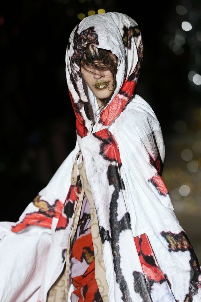 「ユニセックス」にまとう服、「ヴィヴィアン・ウエストウッド ゴールドレーベル」15/16秋冬