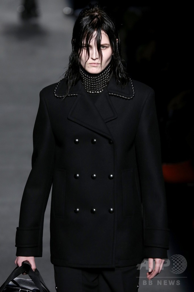 レザーやベルベットで表現するヘビメタ、「アレキサンダー ワン」15/16年秋冬