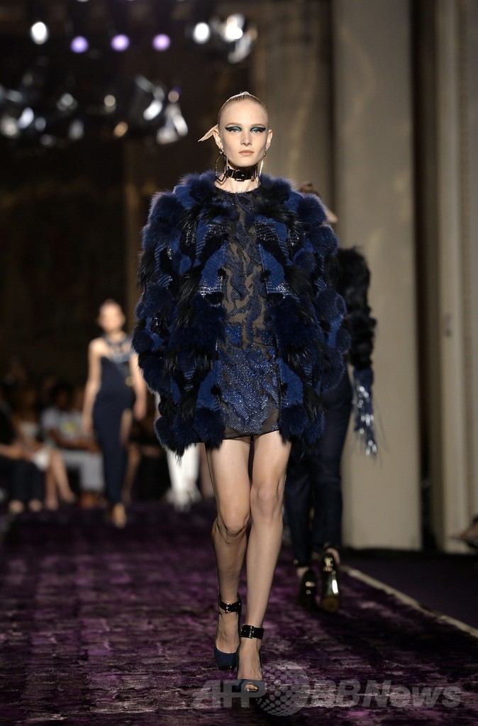 深いスリットとシアーな素材で官能的なスタイルを提案、「アトリエ ヴェルサーチ」14/15年秋冬オートクチュール