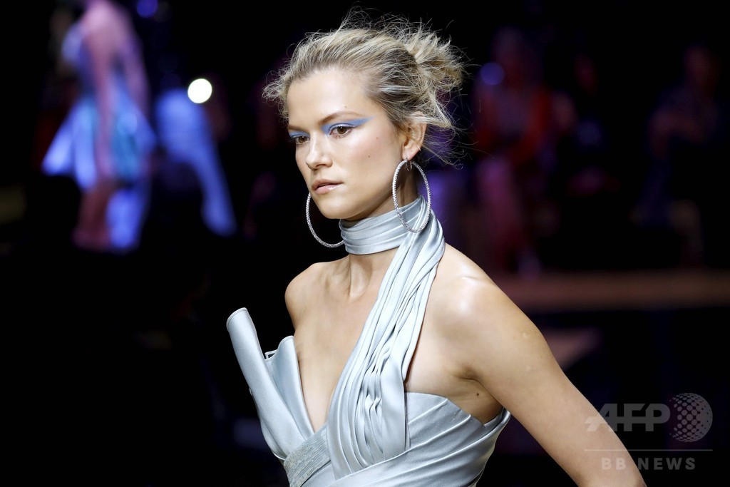 「アトリエ ヴェルサーチ」16/17年秋冬パリ・オートクチュール