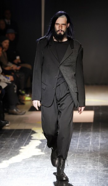 黒を重ねたレイヤードやパッチワーク、「ヨウジヤマモト」15/16年秋冬メンズ