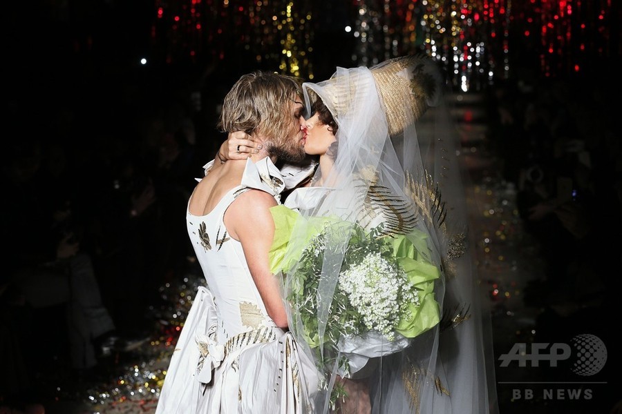 「ユニセックス」にまとう服、「ヴィヴィアン・ウエストウッド ゴールドレーベル」15/16秋冬