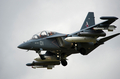 英南部のハンプシャー（Hampshire）で9日、ファンボロー国際航空ショー（Farnborough International Airshow）が開幕した。債務に苦しむ各国政府が軍事費を削減している中、今回のショーで発表される軍用機の大型契約は少ないとみられる。

写真は、デモ飛行するロシアの高等練習機「Yak 130」（2012年7月9日撮影）。(c)AFP/ADRIAN DENNIS