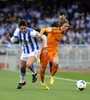 13-14スペイン1部リーグ第32節、レアル・ソシエダ（Real Sociedad）対レアル・マドリード（Real Madrid）。レアル・ソシエダのマルケル・ベルガーラ（Markel Bergara、左）とボールを競るレアル・マドリードのルカ・モドリッチ（Luka Modric、2014年4月5日撮影）。(c)AFP/ANDER GILLENEA