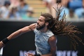 全豪オープンテニス、男子シングルス1回戦。サーブを打つダスティン・ブラウン（2017年1月17日撮影）。(c)AFP/PETER PARKS