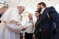 バチカンで、ウクライナの「アゾフ連隊」のデニス・プロコペンコ司令官の妻、カテリーナ・プロコペンコさん（中央）とロシアのパンクバンド「プッシー・ライオット」のメンバー、ピョートル・ベルジロフさん（右）らと面会するフランシスコ教皇（左）。バチカンメディア提供（2022年5月11日撮影、公開）。(c)AFP PHOTO / VATICAN MEDIA