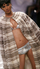 2007年9月9日、インド・ニューデリー市内で発表されたロヒット・バル（Rohit Bal）の08年春夏コレクション。(c)AFP/MANAN VATSYAYANA
