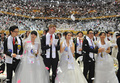 韓国・ソウル（Seoul）東の加平（Gapyeong）にある統一教会（Unification Church）本部で17日、約3500組のカップルが合同結婚式をあげた。同じ衣装に身を包んださまざまな国籍のカップルは、数日前に初めて顔を合わせたばかり。合同結婚式が行われるのは、統一教会創始者の文鮮明（Moon Sun-Myung）氏が昨年7月に亡くなってから初となる（2013年2月17日撮影）。(c)AFP/KIM JAE-HWAN