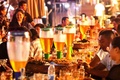 中国・山東省青島で開幕した青島ビールフェスティバルの様子（2020年8月1日撮影）。(c)STR / AFP
