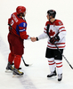 2010年%%バンクーバー冬季五輪%%アイスホッケー男子準々決勝、ロシア対カナダ。試合は第1ピリオドに4得点を奪ったカダナが7-3で勝利し、準決勝に進んだ。

　準決勝でカナダは、連覇を目指すスウェーデンとスロバキアの勝者と対戦する。

　写真は試合後に握手を交わすロシアのアレクサンダー・オベチキン（%%Alexander Ovechkin%%）とカナダのシドニー・クロスビー（%%Sidney Crosby%%、右）。（2010年2月24日撮影）(c)AFP/Getty Images/Alex Livesey