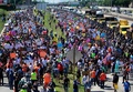 米イリノイ州シカゴで、反暴力を訴えダン・ライアン高速道路上を行進するデモ参加者ら（2018年7月7日撮影）。(c)AFP PHOTO / JIM YOUNG