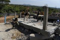 カンボジア南部ケップ州で、建設中のホテルが倒壊した現場で救助活動に当たる人々（2020年1月4日撮影）。(c)TANG CHHIN Sothy / AFP
