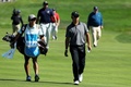 米国選抜と世界選抜による男子ゴルフの対抗戦、第12回プレジデンツ・カップ最終日。1番ホールで移動する世界選抜の松山英樹（2017年10月1日撮影）。(c)AFP/Getty Images/Rob Carr