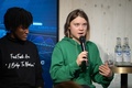 スイスのダボスで米CNBCテレビ主催の公開討論会で発言するスウェーデンの環境活動家グレタ・トゥンベリさん（2023年1月19日撮影）。(c)Fabrice COFFRINI / AFP