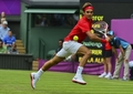 ロンドン五輪は28日、ウィンブルドン （Wimbledon）でテニスの男子シングルス1回戦が行われ、大会第1シードのロジャー・フェデラー（Roger Federer、スイス）は6-3、5-7、6-3でコロンビアのアレハンドロ・ファリャ（Alejandro Falla）に辛勝し、2回戦に進出した。

リターンを狙うロジャー・フェデラー（2012年7月28日撮影）。(c)AFP/Luis Acosta