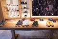 「オニツカタイガー（Onitsuka Tiger）」表参道店の内観。(c)Onitsuka Tiger