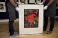 英ロンドンで、チャリティーオークションにかけられる予定のジョアン・ミロの絵画を披露するギャラリーのスタッフ（2016年5月17日撮影）。(c)AFP/JUSTIN TALLIS