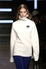 米ニューヨーク市内で発表された「DKNY」15/16年秋冬コレクション（2015年2月15日撮影）。(c)AFP/Getty Images/Neilson Barnard