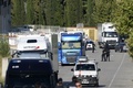 スペイン東部バルセロナ近郊で、ユネス・アブーヤアクーブ容疑者が射殺された現場近くの道路への進入を規制する警察官ら（2017年8月21日撮影）。(c)AFP/Josep LAGO
