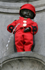 ベルギーの有名コミックのキャラクター、Spirouの服を着た小便小僧（Manneke Pis、2008年4月21日撮影）。（c）AFP/JOHN THYS