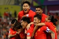 サッカーアジアカップ、グループA、中国対タジキスタン。朱辰傑（中央下）が決めたゴールを喜び合う中国の選手。ゴールは後に取り消された（2024年1月13日撮影）。(c)KARIM JAAFAR/ AFP