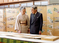皇居内で源氏物語の屏風の前に立たれる天皇皇后両陛下（2008年10月3日撮影）。(c)AFP/Imperial Household Agency