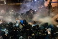 トルコ・イスタンブールにある大手日刊紙ザマン本社前で警察の機動隊から放水銃の水と催涙ガスを浴びせられるデモ参加者ら（2016年3月4日撮影）。(c)AFP/OZAN KOSE