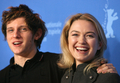 写真はフォトコールに登場したジェイミー・ベル（左）と出演女優のソフィア・マイルズ（%%Sophia Myles%%）。(c)AFP/JOHN MACDOUGALL