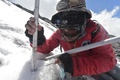 エクアドルのアンティサナ火山（Antisana volcano）での観測を続けている国立気象水文研究所（INAMHI）のボリバル・カセレス（Bolivar Caceres）氏（2014年11月26日撮影）。(c)AFP/
