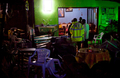 ウガンダ首都カンパラ（Kampala）のエチオピア料理店で、爆弾が爆発した店内を捜査する警察官（2010年7月11日撮影）。(c)AFP/TREVOR SNAPP