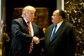米ニューヨークのトランプタワーで、面会後に握手を交わすドナルド・トランプ次期米大統領とマーティン・ルーサー・キング3世（2017年1月16日撮影）。(c)AFP/DOMINICK REUTER