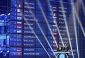 デンマークのコペンハーゲン（Copenhagen）で開かれた欧州国別対抗歌謡祭「ユーロビジョン・ソング・コンテスト（Eurovision Song Contest）」の決勝大会の司会を務めるミュージシャンのニコライ・コッペル（Nikolaj Koppel、右）と、プレゼンターで俳優のピルウ・アスベック（Pilou Asbaek、2014年5月10日撮影）。(c)AFP/JONATHAN NACKSTRAND
