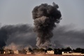 イスラム過激派組織「イスラム国（Islamic State、IS）」を標的とする米軍主導の空爆が行われたシリア北部アインアルアラブ（Ain al-Arab、クルド名：コバニ、Kobane）に立ち上る煙。国境の反対側トルコ・シャンルウルファ（Sanliurfa）県の村ムルシトピナル（Mursitpinar）から（2014年10月13日撮影）。(c)AFP/ARIS MESSINIS