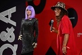 ベン・ゲーツェル氏とAIロボットの「デズデモーナ」。ブラジル・リオデジャネイロで開催された「ウェブサミット2023」で（2023年5月3日撮影）。(c)MAURO PIMENTEL / AFP