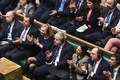 英議会で、ウクライナのウォロディミル・ゼレンスキー大統領の演説を聞く議員ら。英議会提供（2022年3月8日撮影、提供）。 (c)JESSICA TAYLOR / UK PARLIAMENT / AFP