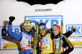 ノルディックスキー複合W杯2009-10個人開幕戦。表彰式に臨む（左から）2位のハンヌ・マンニネン、優勝したジェイソン・ラミー・シャプイ、3位のエリック・フレンツェル。（2009年11月28日撮影）(c)AFP/LEHTIKUVA/Timo Jaakonaho