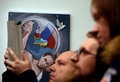 ロシア・モスクワ（Moscow）でウラジーミル・プーチン（Vladimir Putin）大統領の誕生日に開かれた「プーチンの12の功業」と題された絵画展（2014年10月6日撮影）。(c)AFP/VASILY MAXIMOV