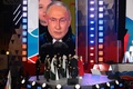 ロシア・モスクワの赤の広場に据えられたスクリーンに映し出されたウラジーミル・プーチン大統領（2024年3月18日撮影）。(c)NATALIA KOLESNIKOVA / POOL / AFP