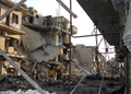 数か月におよぶ政府軍と反体制派の戦闘で激しく損壊したシリア・ホムス（Homs）のビル。反体制派のシャームニュースネットワーク（Shaam News Network ）提供（2012年8月29日撮影）。(c)AFP/HO/SHAAM NEWS NETWORK