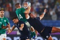 ラグビーW杯日本大会・プールA、アイルランド対スコットランド。空中で競り合うアイルランドのアンドリュー・コンウェイ（中央左、2019年9月22日撮影）。(c)Behrouz MEHRI / AFP