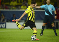 サッカー欧州チャンピオンズリーグ2012-13（UEFA Champions League 2012-13）は24日、準決勝第1戦が行われ、ボルシア・ドルトムント（Borussia Dortmund）が4-1でレアル・マドリード（Real Madrid）に勝利し、決勝進出に大きく前進した。

後半21分にPKで4得点目を挙げて喜ぶドルトムントのロベルト・レワンドフスキ（Robert Lewandowski、2013年4月24日撮影）。(c)AFP/JOHN MACDOUGALL