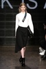 米ニューヨーク市内で発表された「DKNY」15/16年秋冬コレクション（2015年2月15日撮影）。(c)AFP/Getty Images/Neilson Barnard