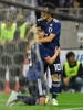 サッカー国際親善試合、日本対ウルグアイ。得点を決めて中島翔哉（右）と喜びを分かち合う日本の南野拓実（2018年10月16日撮影）。(c)AFP PHOTO / TOSHIFUMI KITAMURA