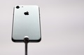 米サンフランシスコで行われたアップルの発表会で展示された「iPhone 7」（2016年9月7日撮影）。(c)AFP/Josh Edelson