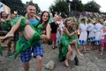 伝統的なスラブ民族の祭り「イワン・クパーラ（Ivan Kupala）の夜」が6日、東欧各地で行われた。起源をキリスト教以前にまでさかのぼるというこの祭りでは、人々が花輪を編んだり、たき火を飛び越えたり、裸で泳いだりして祝う。

写真はベラルーシ南部トゥーロフ（Turov）の川辺で、男性に抱えられる少女たち（2013年7月6日撮影）。(c)AFP/VIKTOR DRACHEV