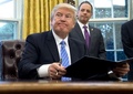 ホワイトハウスの大統領執務室で、大統領令に署名するドナルド・トランプ大統領（2017年1月23日撮影）。(c)AFP/SAUL LOEB