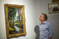 ウィンストン・チャーチル元英首相が描いた風景画「The Moat, Breccles」。米ニューヨークで（2021年6月18日撮影）。(c)Kena Betancur / AFP