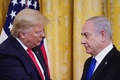 米首都ワシントンのホワイトハウスで、イスラエルのベンヤミン・ネタニヤフ首相（右）と共に中東和平案を公表したドナルド・トランプ米大統領（2020年1月28日撮影）。(c)MANDEL NGAN / AFP